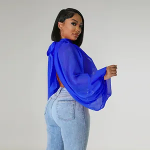 Dettaglio di una camicetta in chiffon blu reale con eleganti maniche a pipistrello