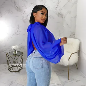 Dettaglio del top in chiffon blu reale con maniche a pipistrello e laccetti sulla schiena
