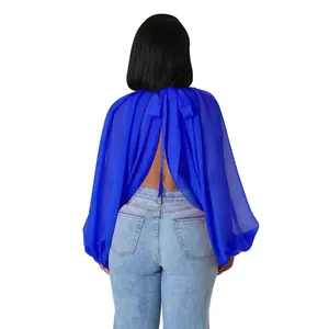 Vista posteriore di una camicetta in chiffon blu reale con fiocco e maniche a lanterna