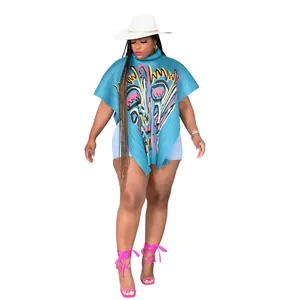 Dettaglio di un poncho plissettato blu da donna con stampa astratta e collo alto.