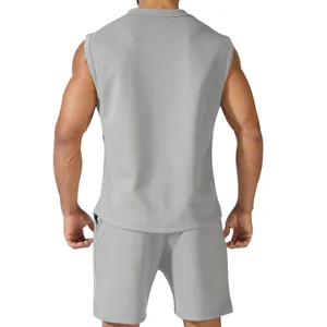 Detailansicht der Rückseite eines grauen ärmellosen Sportsets für Herren für Fitness