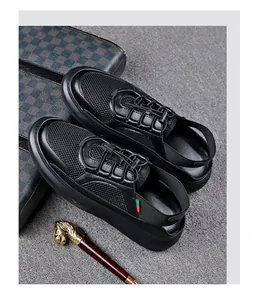 Gros plan de sandales pour hommes en maille respirante noire avec semelle souple et bande.