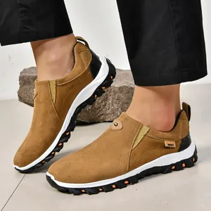 Vue détaillée de chaussures décontractées en daim marron pour hommes portées par un mannequin