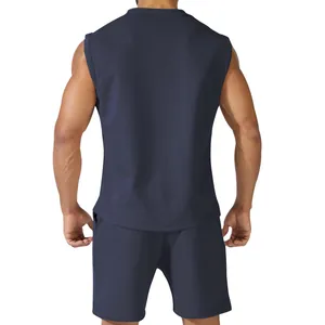 Rückansicht eines marineblauen ärmellosen Herren-Sportsets mit Stoffstruktur