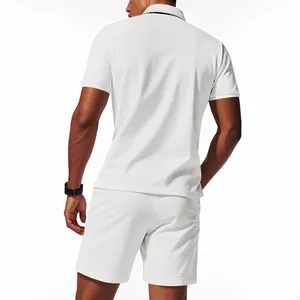 Vue arrière de l'ensemble polo et short oversize en maille gaufrée blanche pour homme