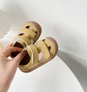 Détail des sandales bébé jaunes respirantes avec semelle souple.