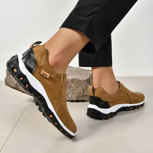 Gros plan détaillé de chaussures d'extérieur marron pour hommes avec semelle crantée