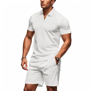 Vue complète d'un homme portant un ensemble polo et short blanc en maille gaufrée.