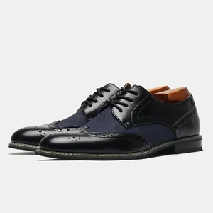 Vista laterale di eleganti scarpe Brogue da uomo con inserti in tessuto blu scuro