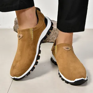 Détail de chaussures de plein air en daim marron pour hommes avec semelle robuste