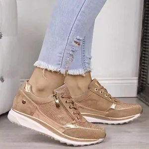 Dettaglio sneakers donna con suola spessa, strass, cerniera laterale e finitura scamosciata