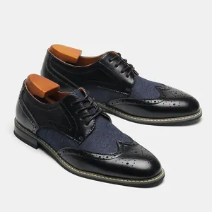 Dettaglio delle scarpe eleganti Brogue Derby da uomo in pelle nera e tessuto blu
