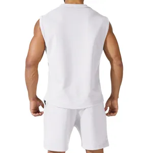 Rückansicht eines weißen ärmellosen Sportsets für Herren zum Fitnesstraining im Sommer