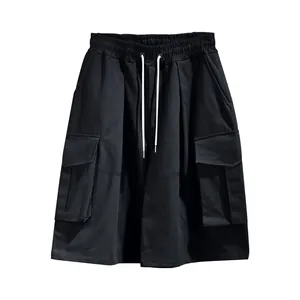 Nahaufnahme der schwarzen Herren-Cargoshorts mit weißem Kordelzug und Seitentaschen