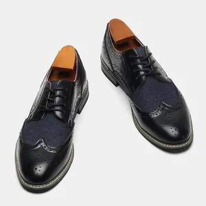 Vista dettagliata di alta qualità delle classiche scarpe Brogue con inserti in tessuto