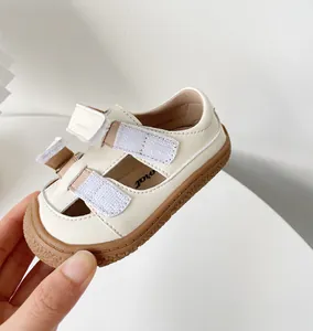Vue détaillée de sandales respirantes pour bébé avec semelle souple et bandes auto-agrippantes.