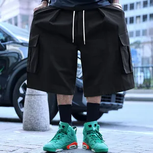Detail der übergroßen Cargo-Shorts für Herren mit Kordelzug und großen Funktionstaschen