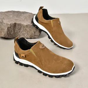 Vue détaillée de chaussures outdoor en daim marron avec semelles crantées sur rocher