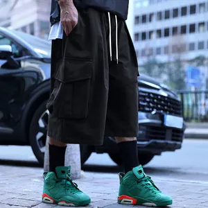 Detailansicht der Herren-Cargo-Shorts in Übergröße mit Kordelzug und vielen Taschen