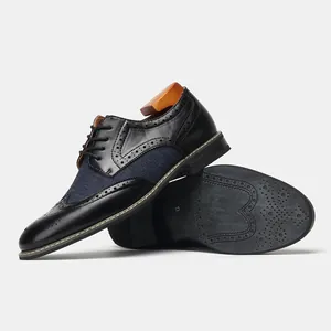 Dettaglio delle scarpe Derby classiche brogue con un patchwork in pelle e tessuto blu