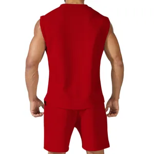 Rückansicht eines roten ärmellosen Herren-Sportsets mit dünnen Freizeit-Shorts.