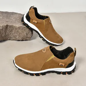 Gros plan sur des mocassins d'extérieur en daim marron avec semelle en caoutchouc robuste.