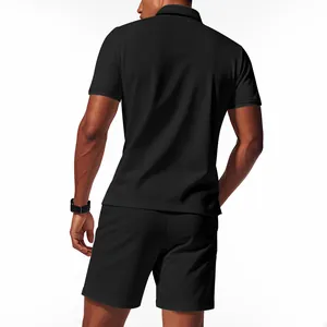 Vue de dos d'un ensemble polo et short noir pour homme en maille gaufrée fine.