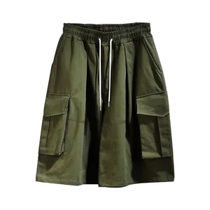 Detailansicht der olivgrünen Oversized-Cargo-Shorts mit verstellbarem Kordelzug.