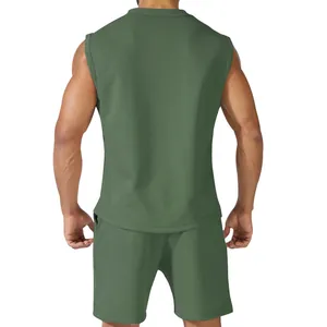 Rückansicht eines olivgrünen ärmellosen Herren-Sportsets aus dünnem Sommerstoff