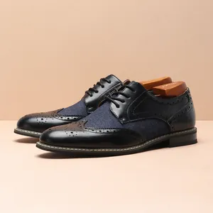 Scarpe stringate classiche da uomo in pelle nera e tela blu con decorazioni brogue.