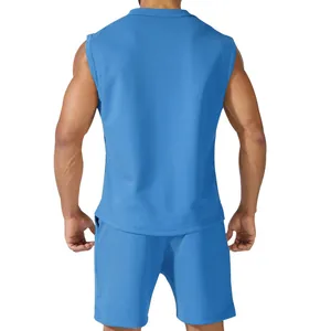 Detaillierte Rückansicht eines hellblauen ärmellosen Sportsets für Herren für den Sommer