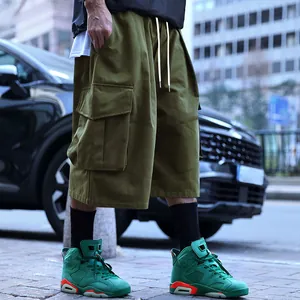 Detail von oversized olivgrünen Cargo-Shorts mit mehreren großen Pattentaschen.