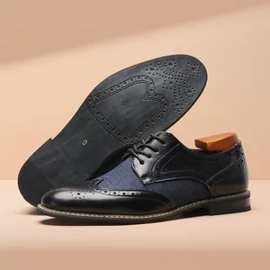 Dettaglio delle scarpe derby brogue da uomo in pelle nera e denim con vista sulla suola.