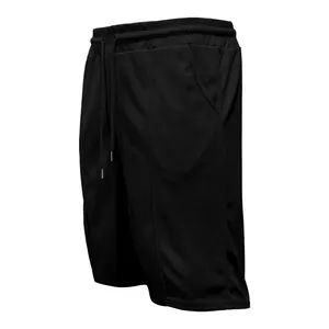 Dettaglio ravvicinato della trama traspirante in rete nera dei pantaloncini sportivi