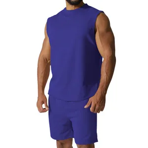 Detailansicht des blauen ärmellosen Sportsets für Herren am muskulösen Modell