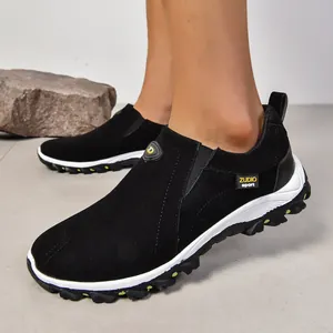 Vue de côté des chaussures décontractées noires à enfiler pour hommes avec logo Zudio
