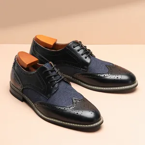 Vista laterale dettagliata delle classiche scarpe Brogue Derby nere e blu con tendiscarpe