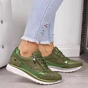 Eleganti sneakers platform verdi da donna con lussuosi accenti di strass e cerniere laterali