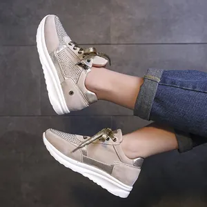 Eleganti sneakers chunky beige da donna con dettagli in strass e suola bianca spessa