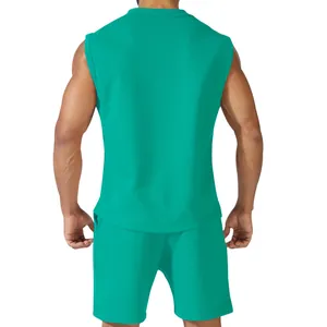 Rückansicht eines grünen ärmellosen Herren-Sportsets mit Shorts für das Sommertraining