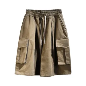 Vorderansicht von khakifarbenen Oversized-Cargoshorts mit Kordelzug und Taschen