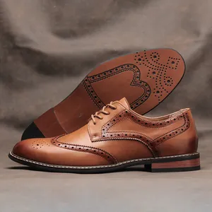 Vista dettagliata di scarpe Derby Brogue da uomo marroni con eleganti motivi traforati