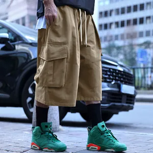 Detailansicht der übergroßen Khaki-Cargo-Shorts für Herren mit Taschen und Kordelzug