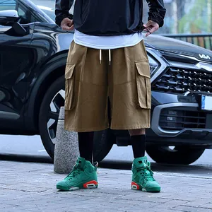 Nahaufnahme der Herren American Retro Oversized Khaki Cargo Shorts auf der Straße