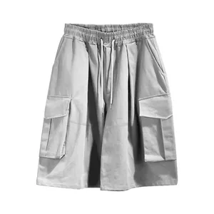 Detailansicht der hellgrauen Herren-Cargo-Shorts im Retro-Stil mit Kordelzugbund