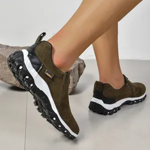 Vue détaillée de chaussures d'extérieur olive pour hommes avec semelles antidérapantes.