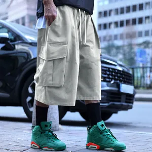 Detailansicht der grauen Herren Oversize Cargo-Shorts im Retro-Stil mit Kordelzug und Taschen