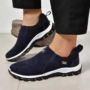 Gros plan de chaussures de plein air décontractées en daim bleu marine pour hommes