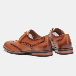 Vista laterale posteriore di scarpe brogue in pelle marrone con dettagli traforati