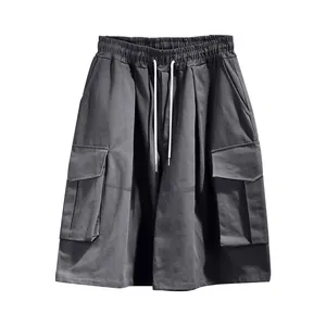 Detailansicht der grauen Herren-Cargo-Shorts in Übergröße mit weißem Kordelzug und Taschen